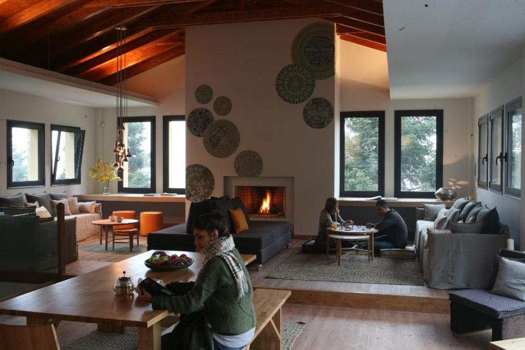 Natura Hotel Vitina Bagian luar foto